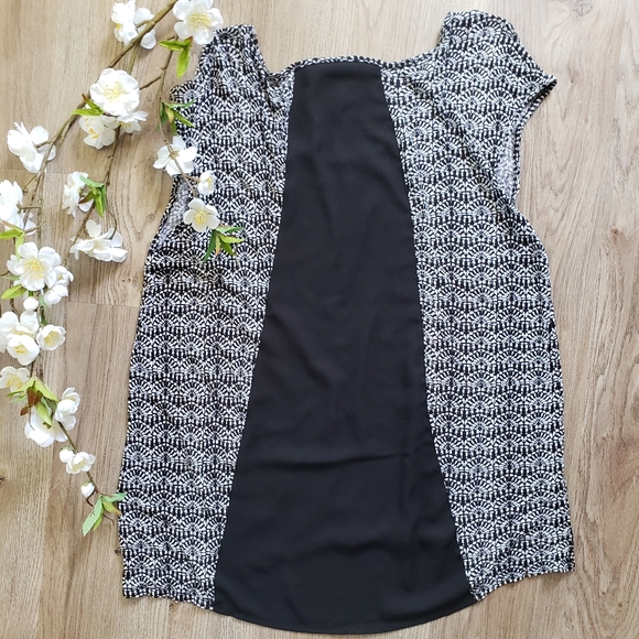 EUC🧁a.n.a.Lightweight High Low Hem sleeveless top - Picture 2 of 3